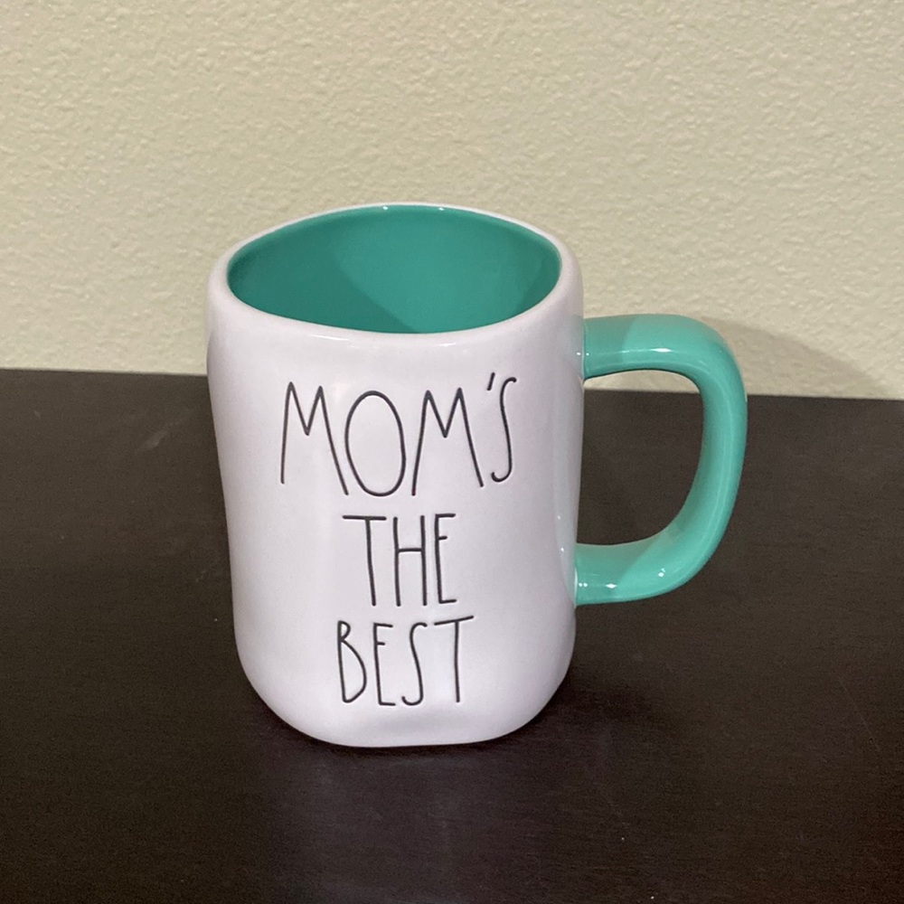 New Rae Dunn Mom’s The Best ceramic mug